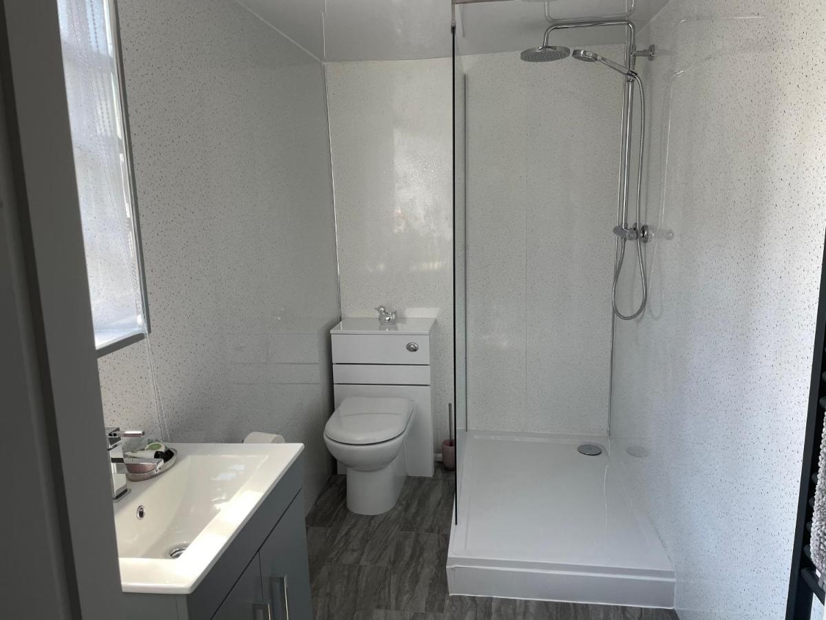 Dwylig Isa Holiday Cottages Rhuddlan Bagian luar foto